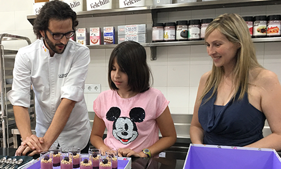 El chef pastelero Jordi Bordas y el CIBERER elaboran dulces personalizados para pacientes con enfermedades raras
