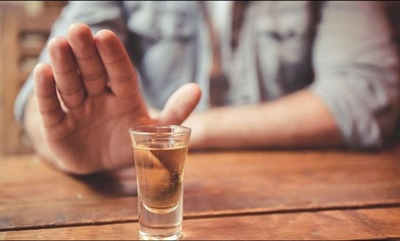 Beber un poco de alcohol no es beneficioso para la salud