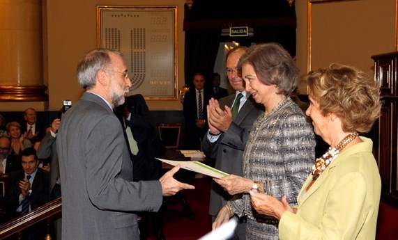 El doctor Carmelo Bernabéu recoge el Premio FRIAT por una investigación sobre preeclampsia de manos de S.M. la Reina Doña Sofía
