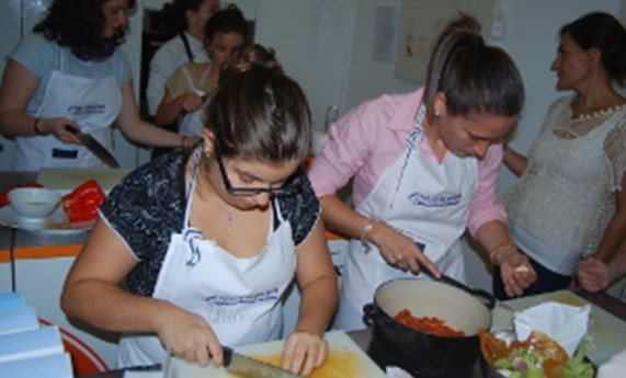 Realizan un taller de cocina para pacientes adultos con enfermedades metabólicas