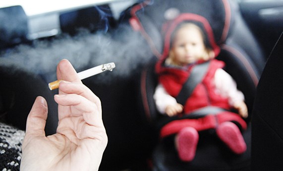 Los niños ‘tragan’ más humo desde que entró en vigor la Ley Antitabaco porque sus padres fuman más en casa Los niños ‘tragan’ más humo desde que entró en vigor la Ley Antitabaco porque sus padres fuman más en casa