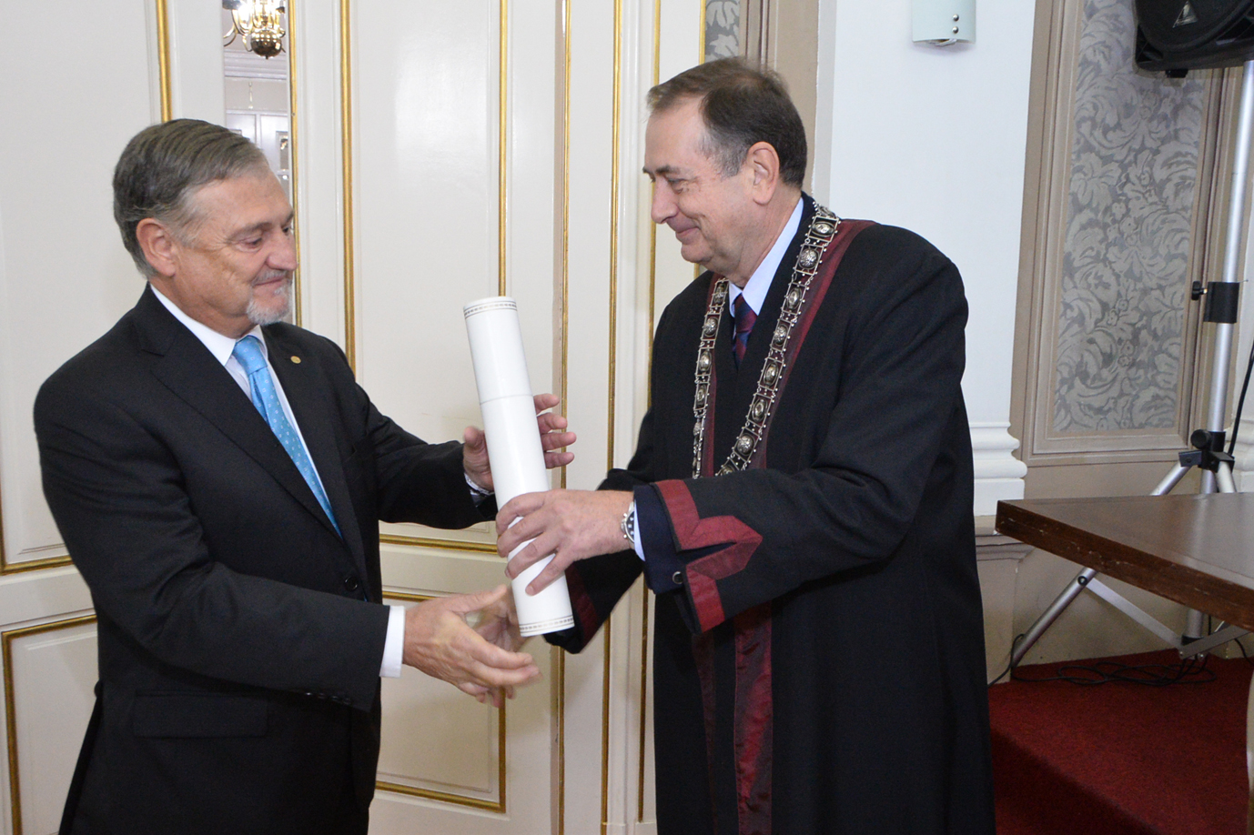Felipe F. Casanueva, nombrado doctor honoris causa por la Universidad de Belgrado (1)