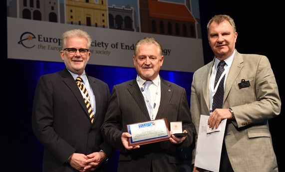 Felipe Casanueva recibe el premio de la Sociedad Europea de Endocrinología Felipe Casanueva recibe el premio de la Sociedad Europea de Endocrinología