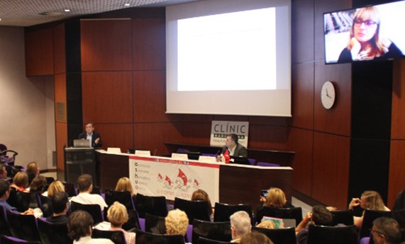 Casi el 80% de los casos de síndrome hemolítico urémico atípico en mujeres embarazadas sobreviene después del parto Casi el 80% de los casos de síndrome hemolítico urémico atípico en mujeres embarazadas sobreviene después del parto