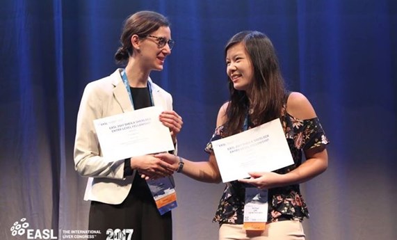 Pui Yuen Lee recibe el EASL Sheila Sherlock Award 2017 Pui Yuen Lee recibe el EASL Sheila Sherlock Award 2017